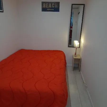 Casa de Férias Charming 5-bedroom House In Croix-chapeau, La Rochelle, France *