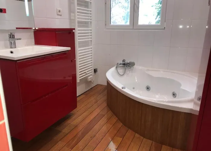 Сasa de vacaciones Charming 5-bedroom House In Croix-chapeau, La Rochelle, France Croix-Chapeau